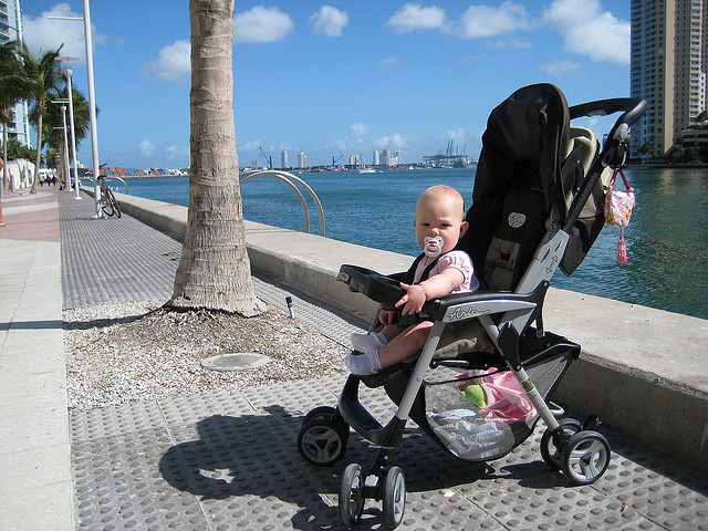 Бебе в количка на брега