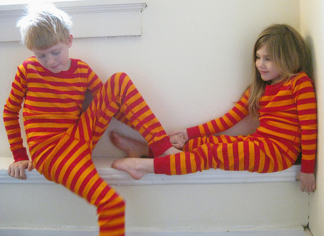 Брат и сестра в раирани пижами